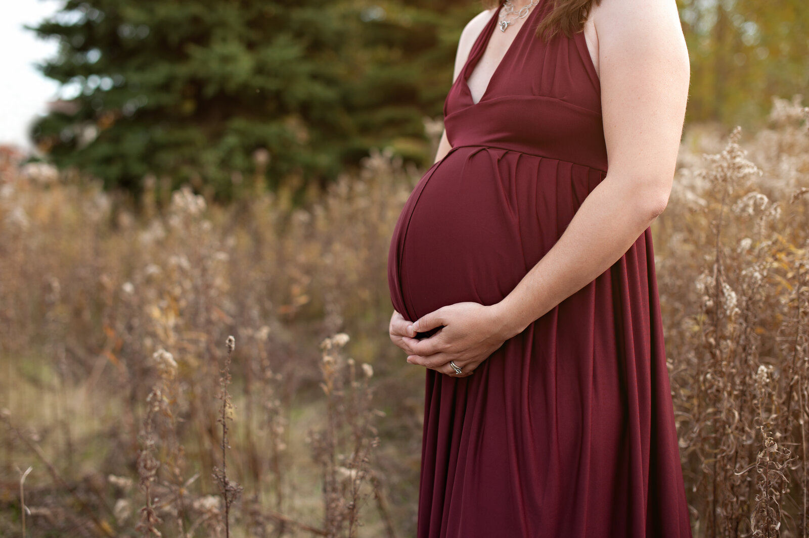 Outdoor-maternity-session-belly-in-field-south-bend