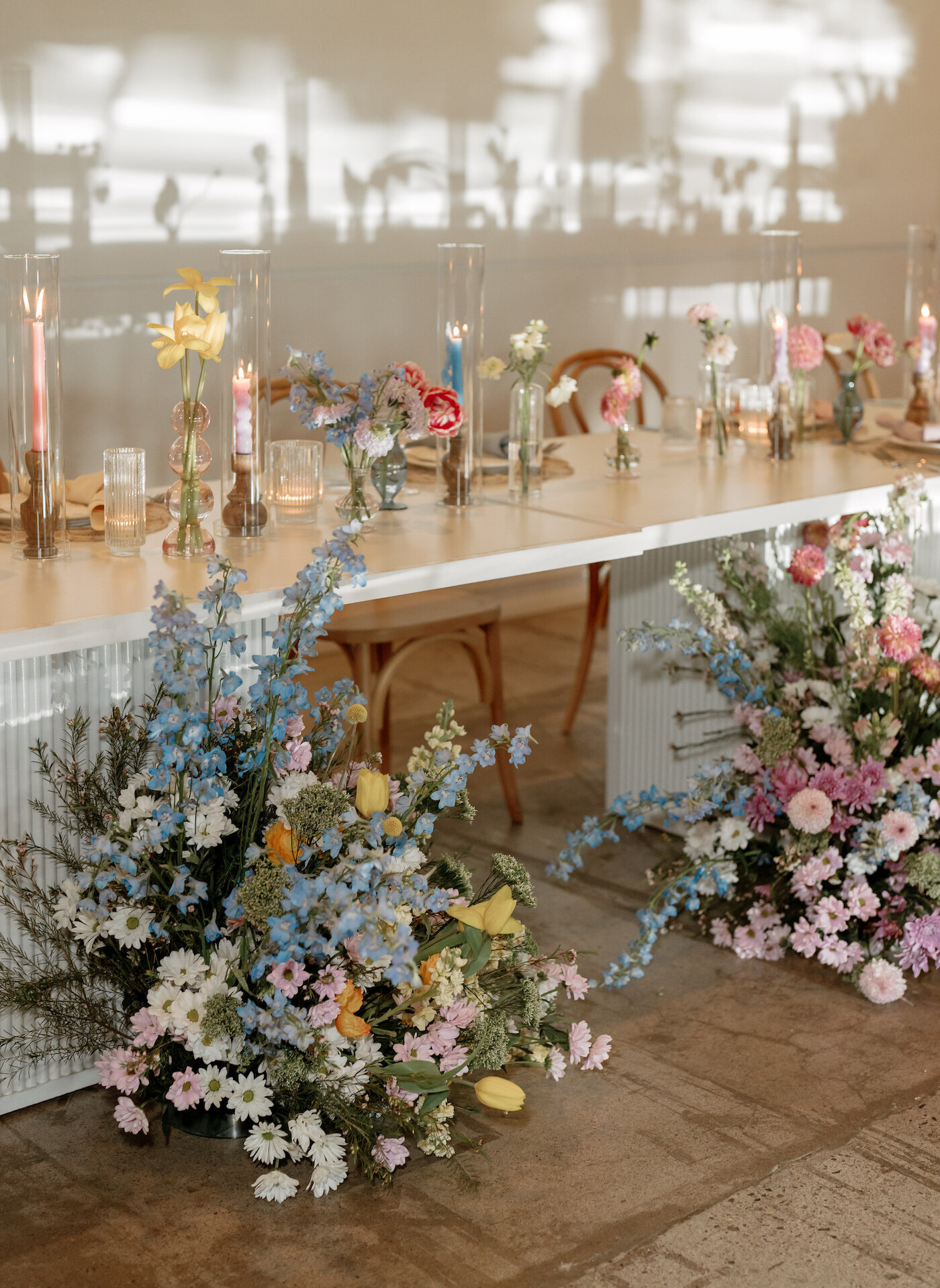 head-table-design-flower-decoration-for-wedding-reception