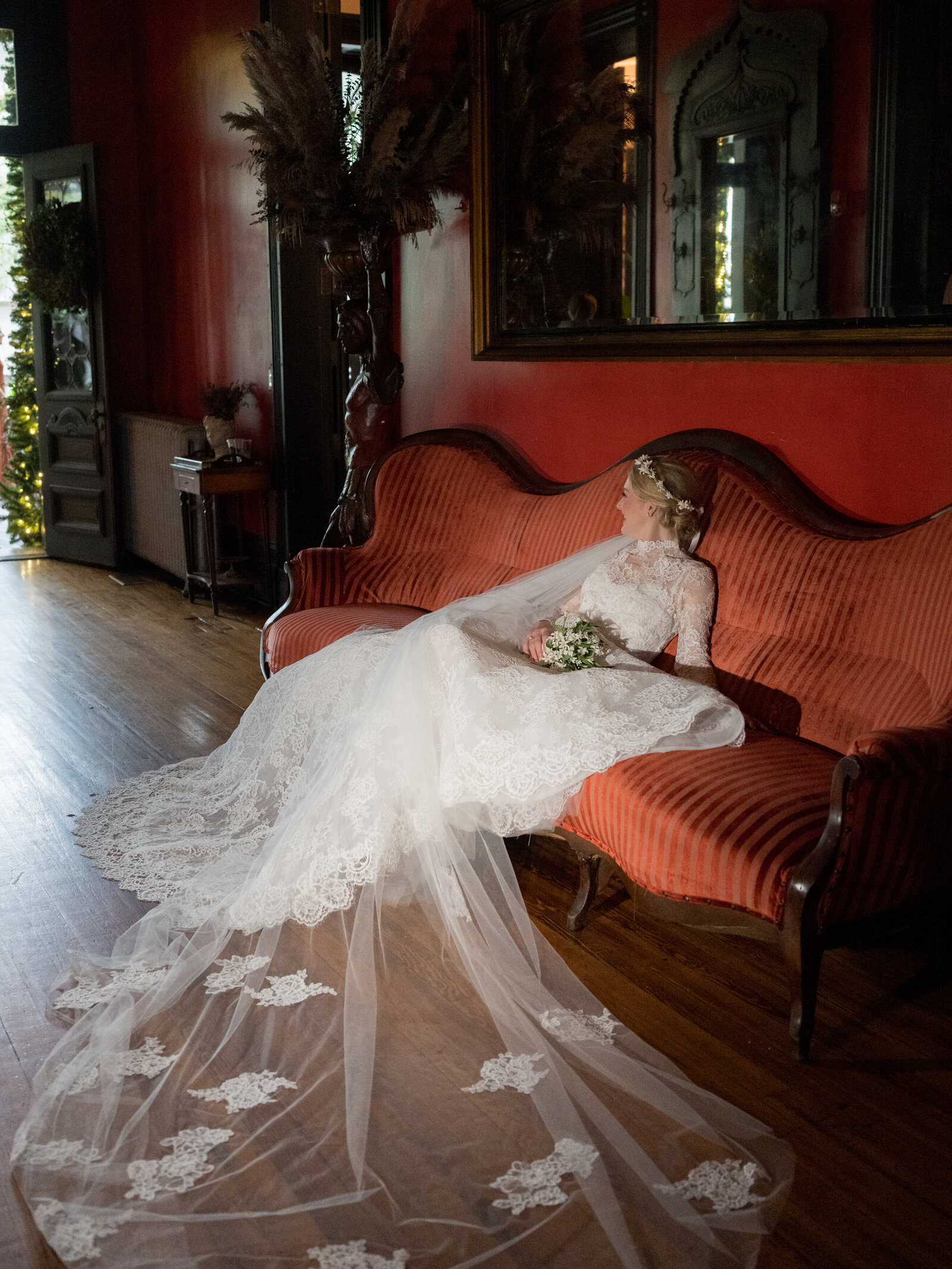 monique-lhuillier-lace-bridal-veil