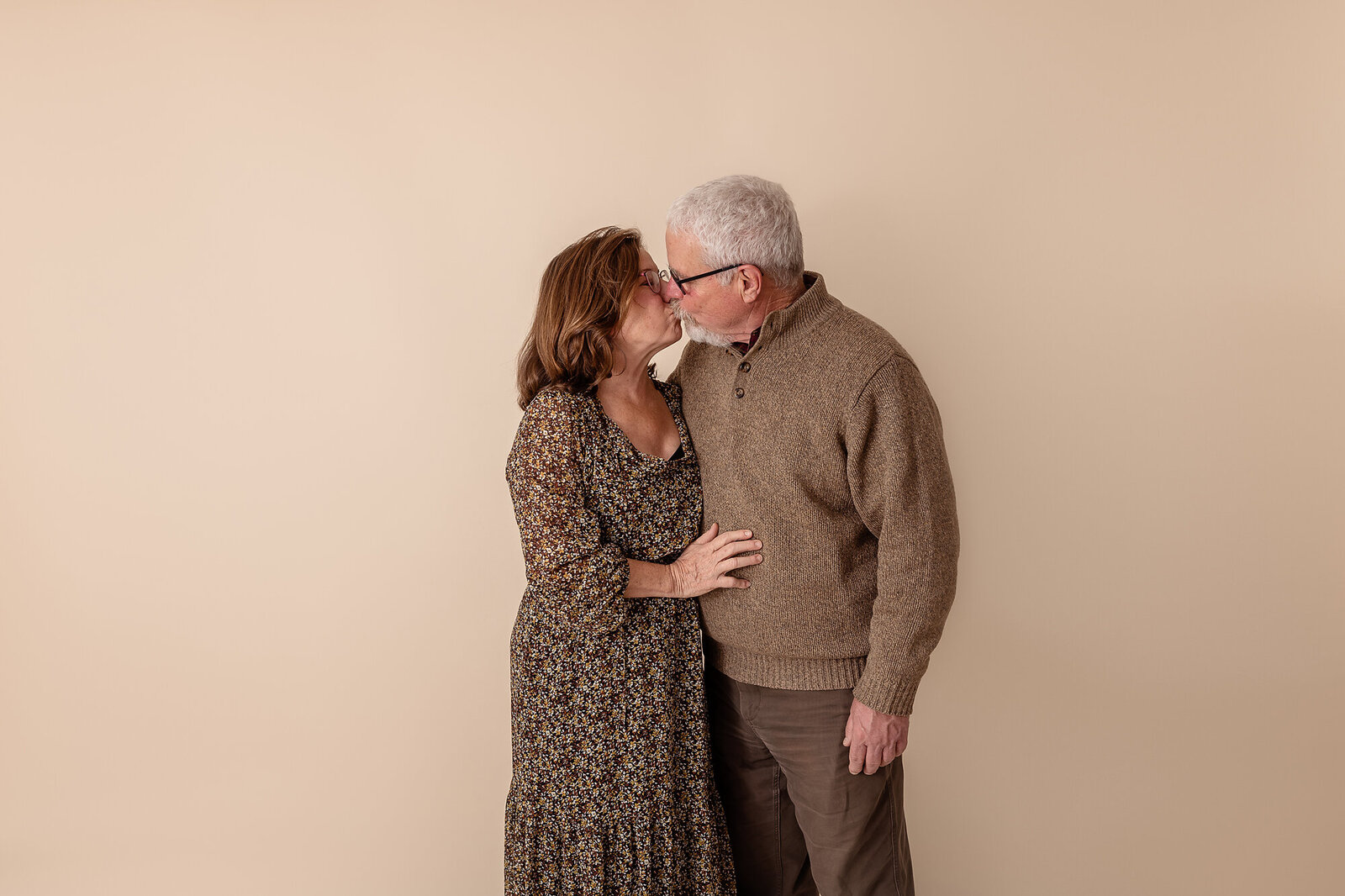 grandparents kissing by Philadelphia Family Photographer