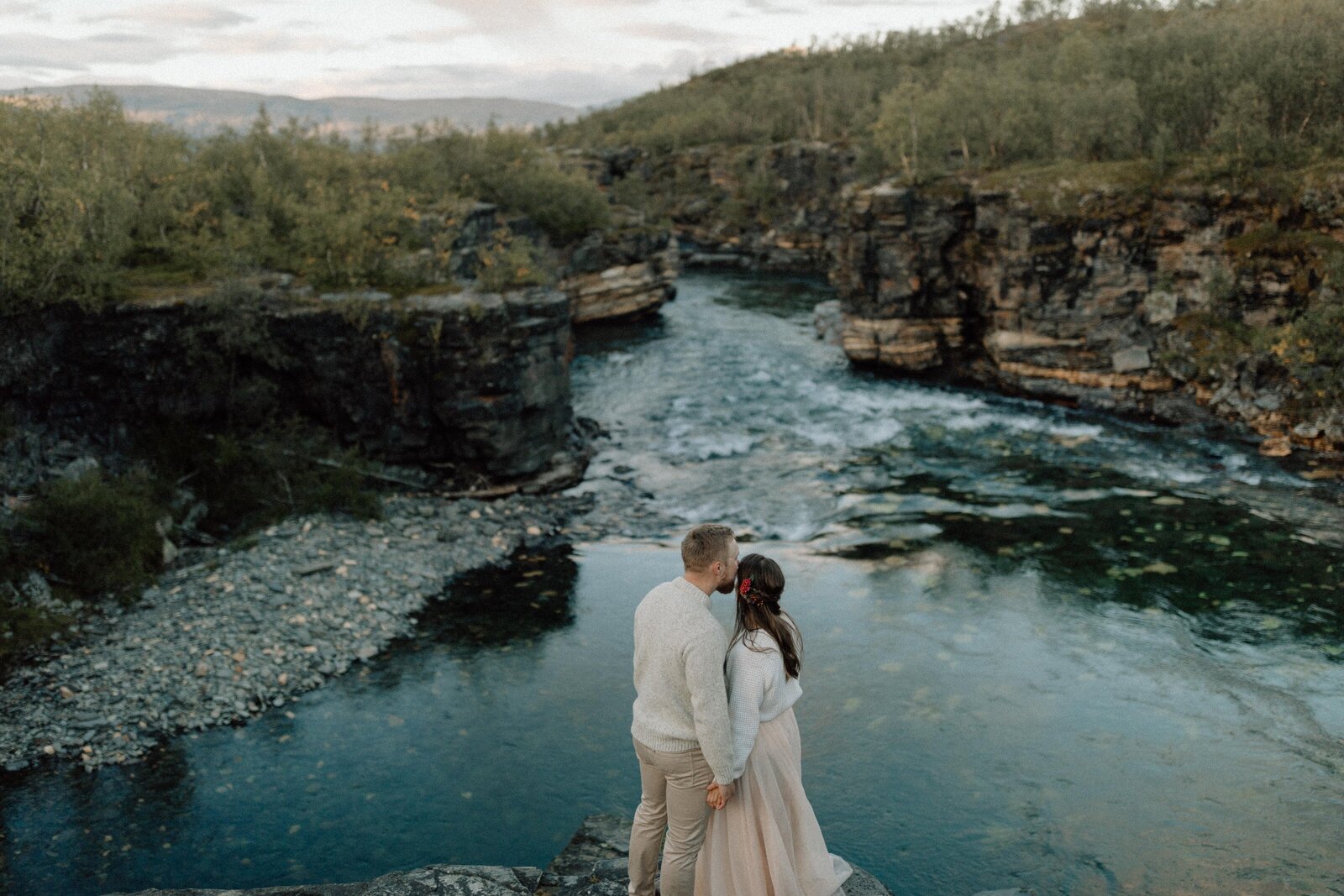 autumn-wedding-kiruna-lapland-photographer-elopement-björkliden-bröllop-bröllopsfotograf_9