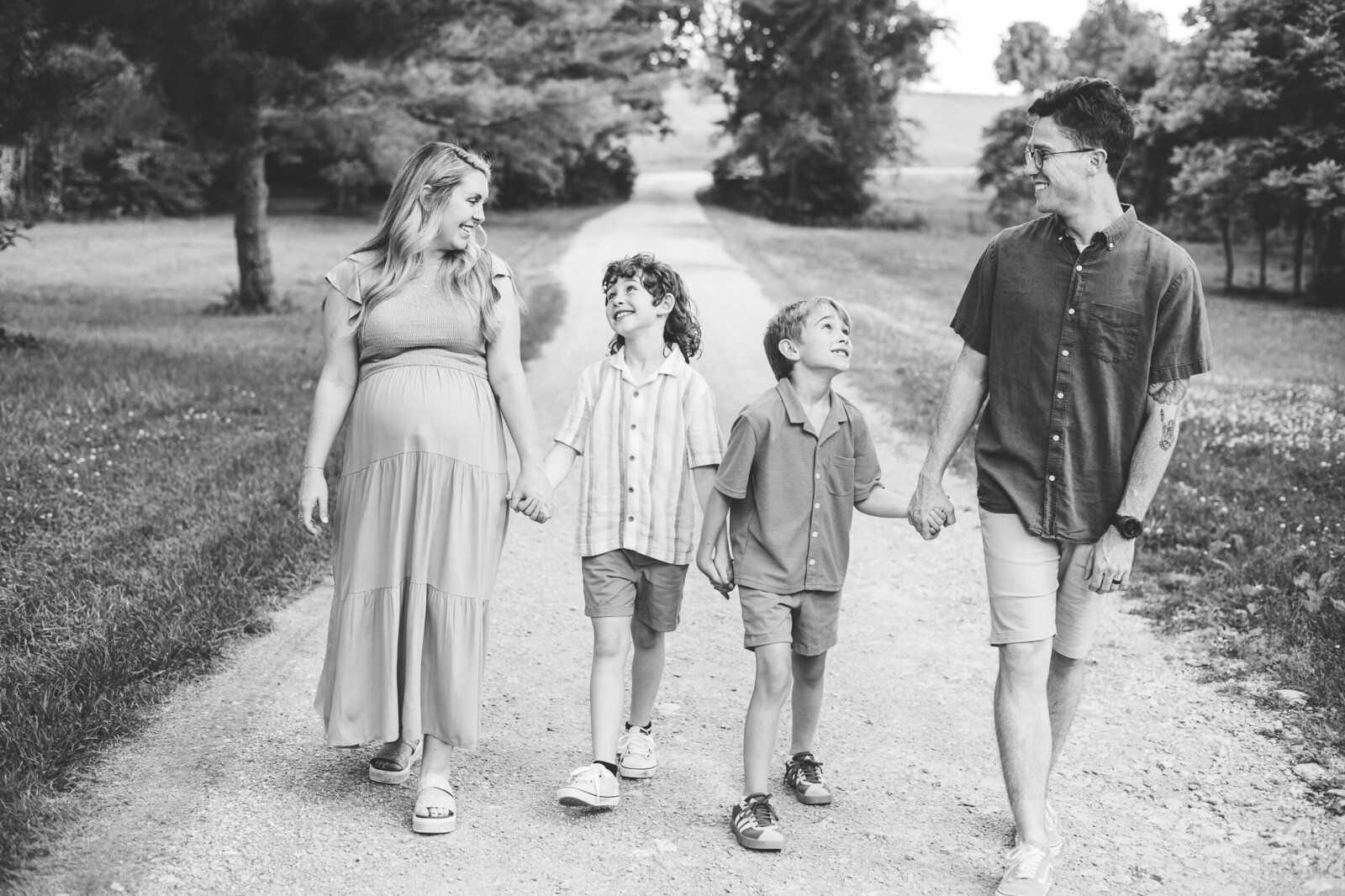 outdoor-maternity-photography-session-Lexington-KY-photographer-golden-hour-4