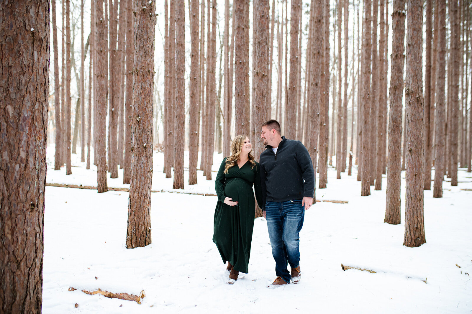 Winter maternity photos couple