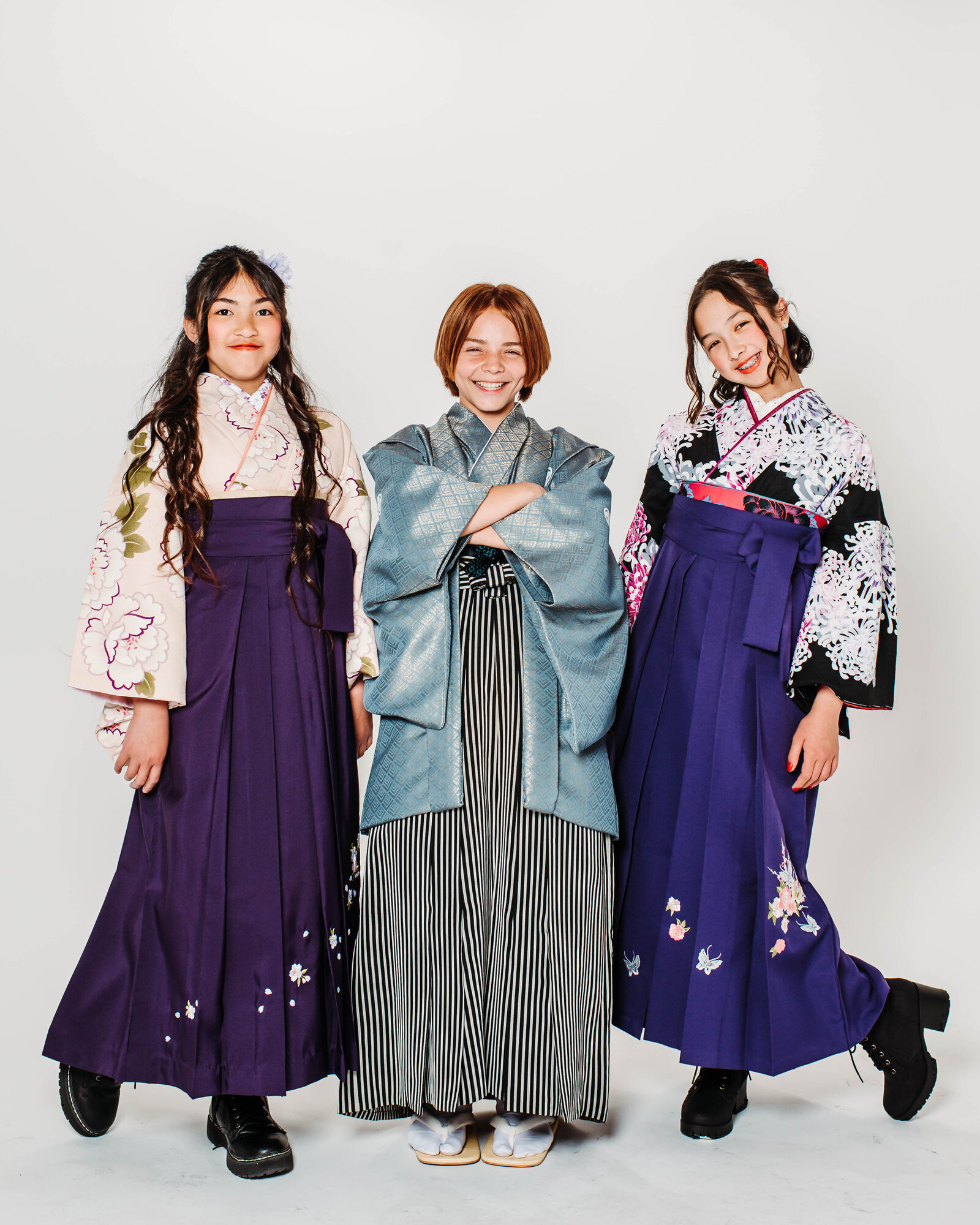 Three friends in colorful hakama posing together and smiling for their graduation photo, kimono rental Los Angeles. Great inspiration for kimono rental in Los Angeles for graduation ceremonies | 卒業式 色とりどりの袴で仲良く笑顔を見せる友人たちの記念撮影 ロサンゼルス着物レンタル