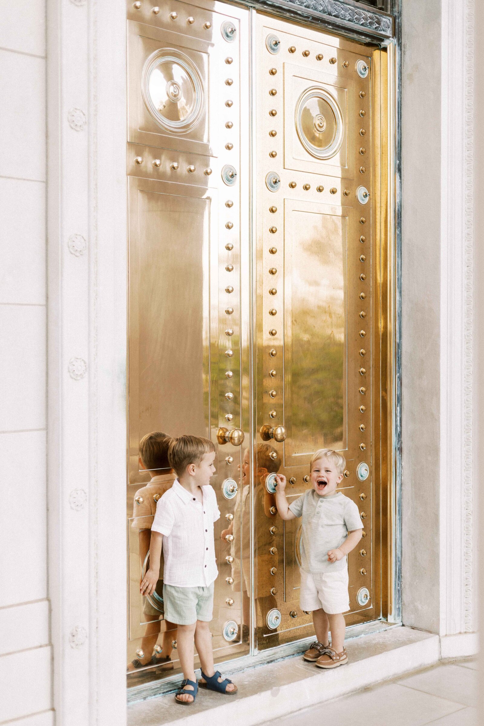kids playing by doors in peoria illinois maternity photos 