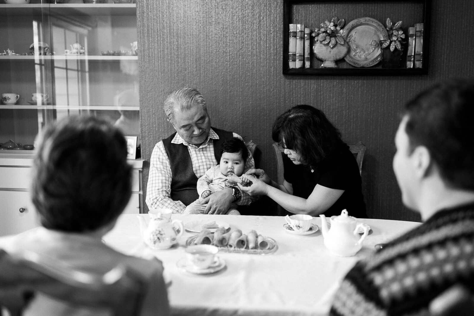 Des Moines grandparents with grandchild at dinner table