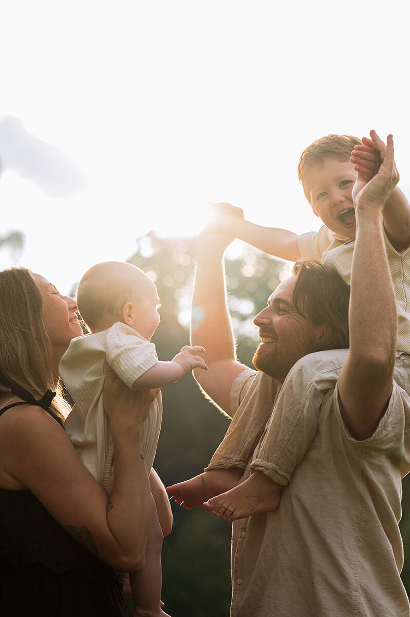 Familj busar i solnedgången