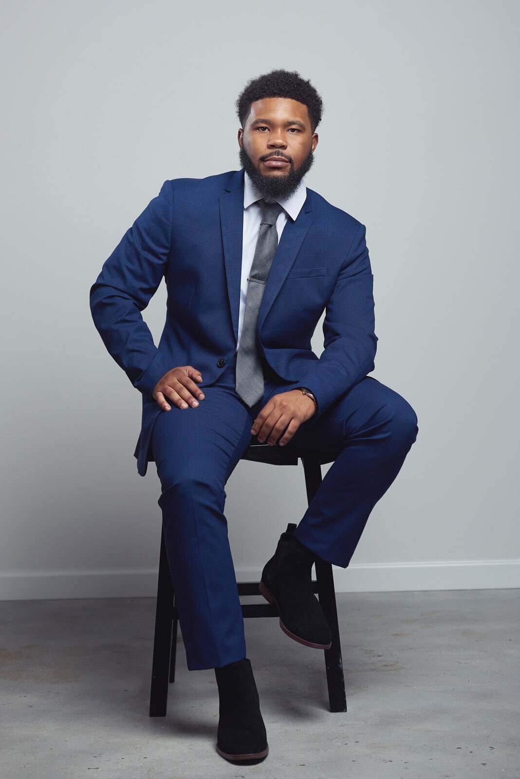 Photographer Captures Senior Portraits Elegantly-04