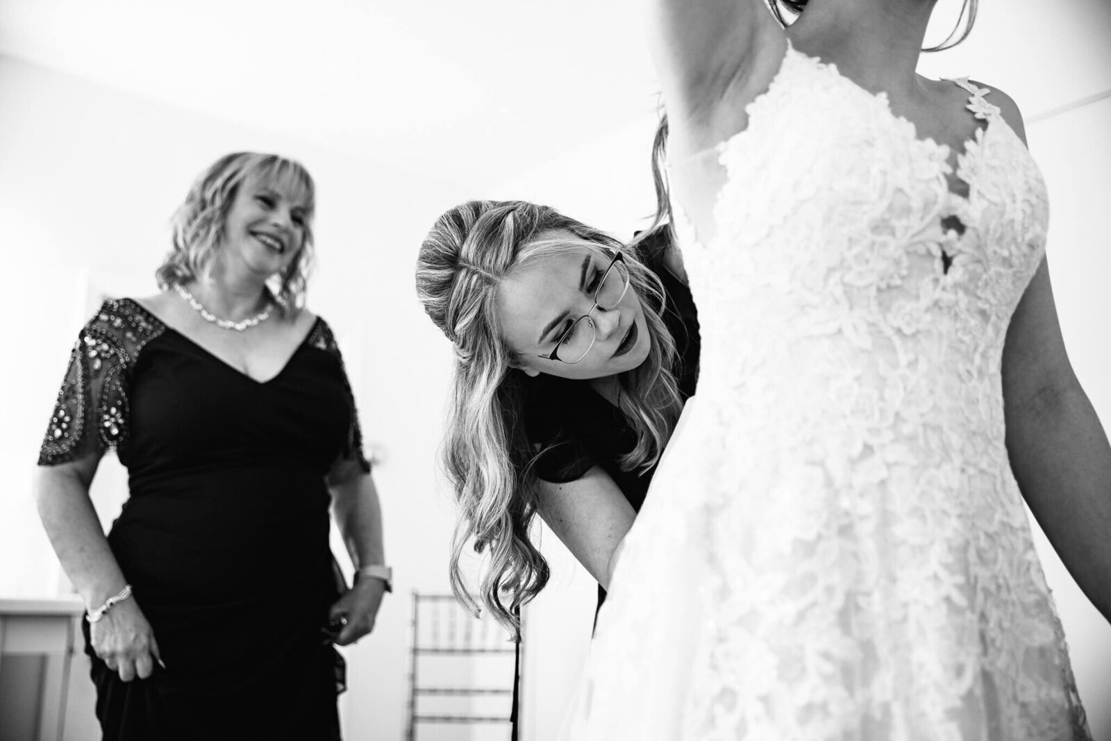 glendale-lyceum-wedding-cincinnati-bride-getting-ready-mom