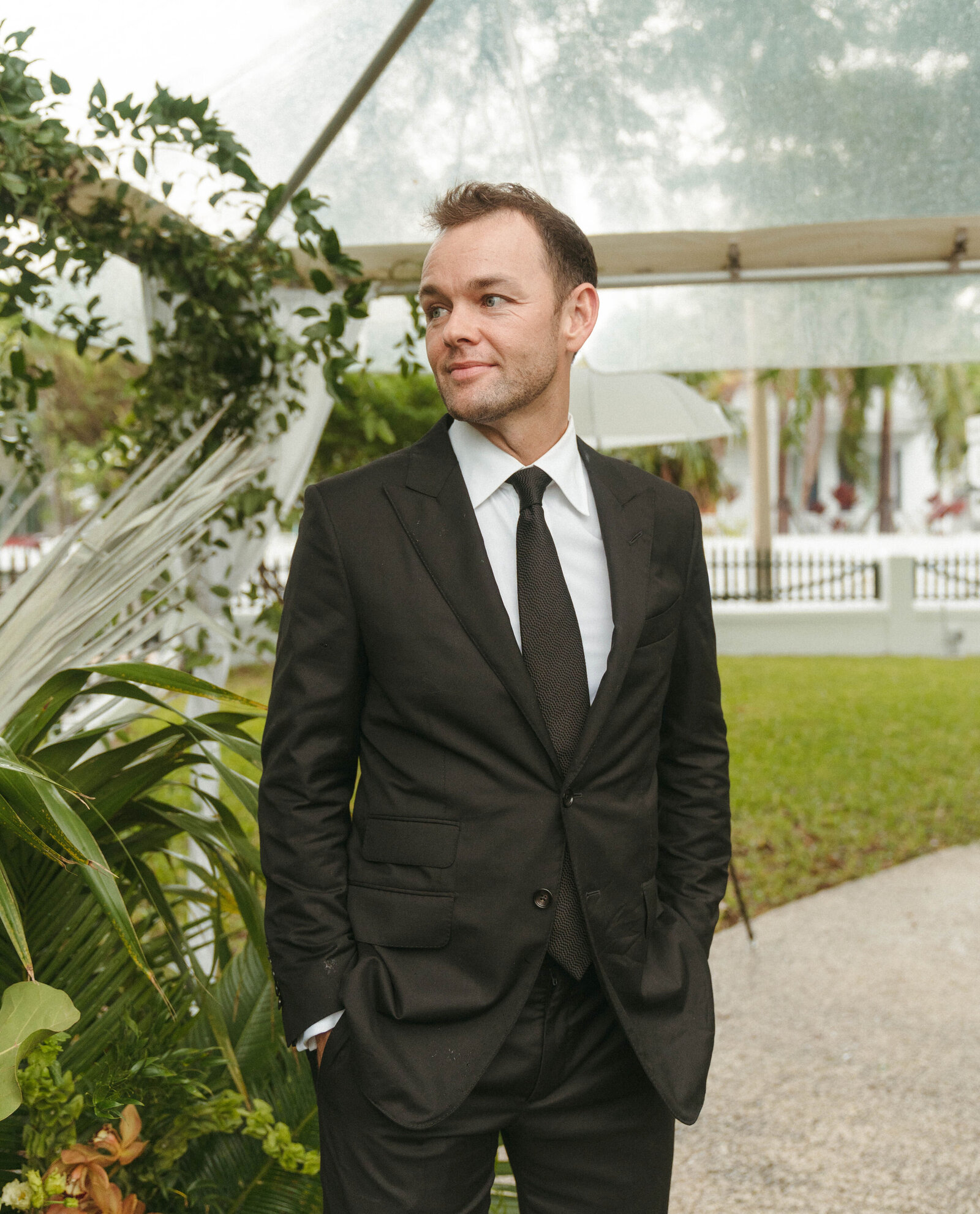 wedding props, rainy day photography, tropical wedding