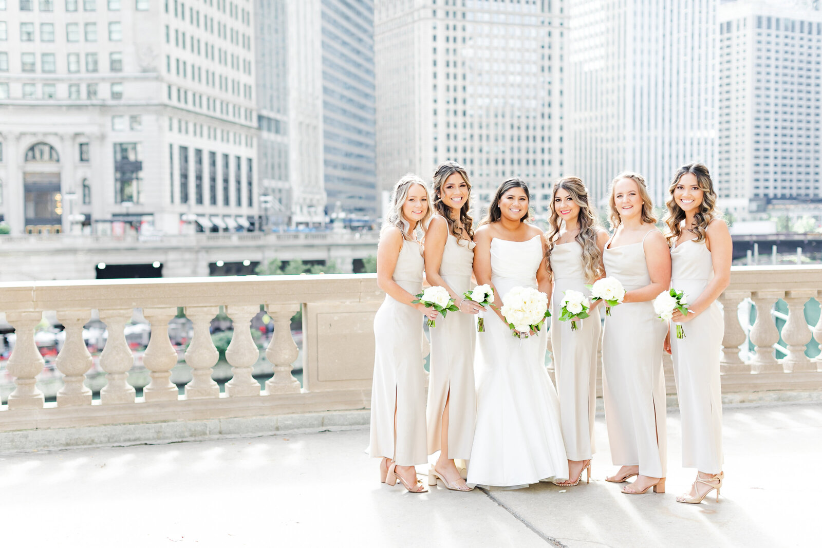 26_classic_and_luxurious_bridesmaid_photo_urban_background