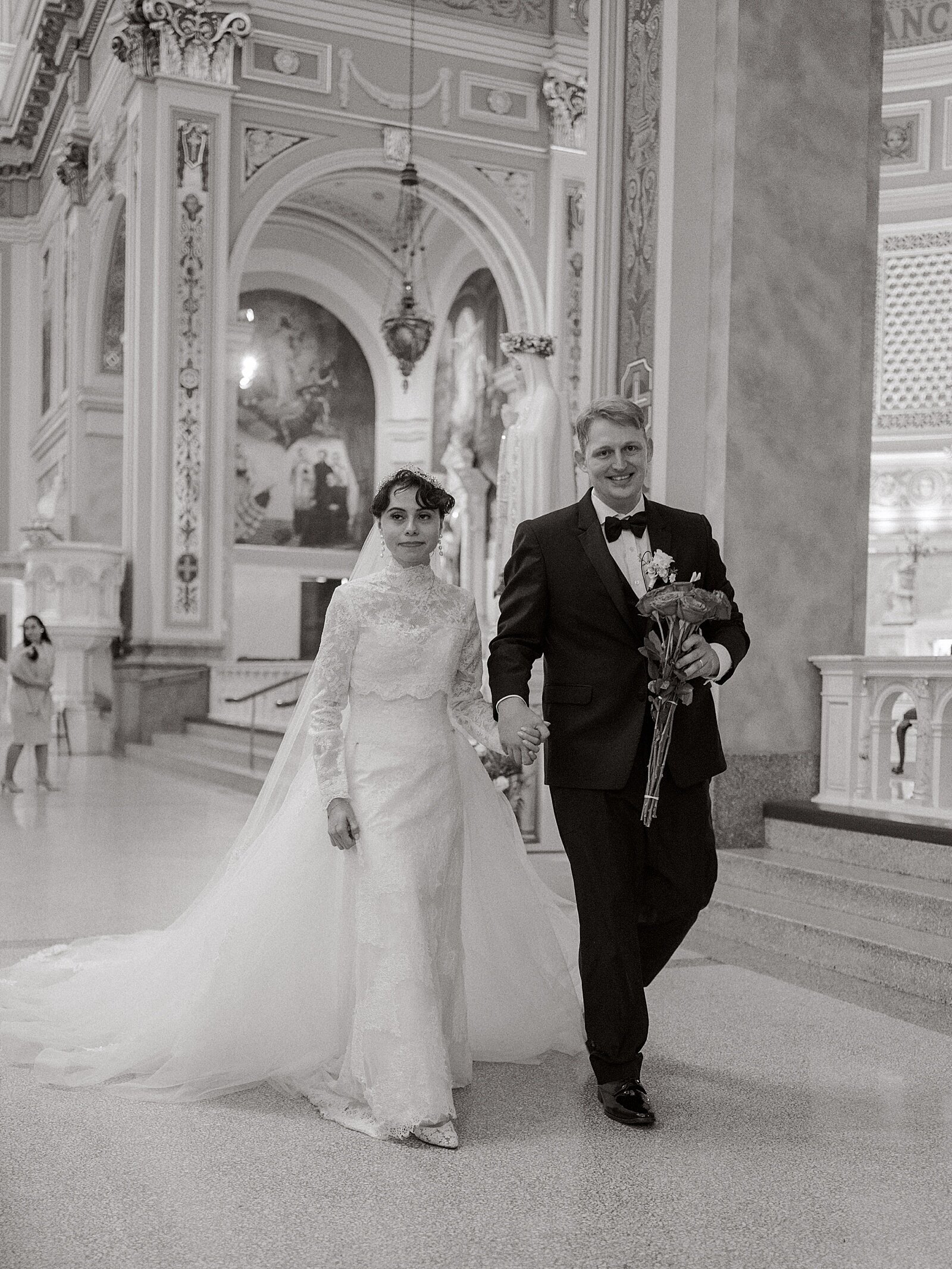 Wedding-Pictures-at-Saint-Mary-of-the-Angels-Catholic-Church-In-Chicago-Illinois-by-Catholic-Wedding-Photographer-_0028