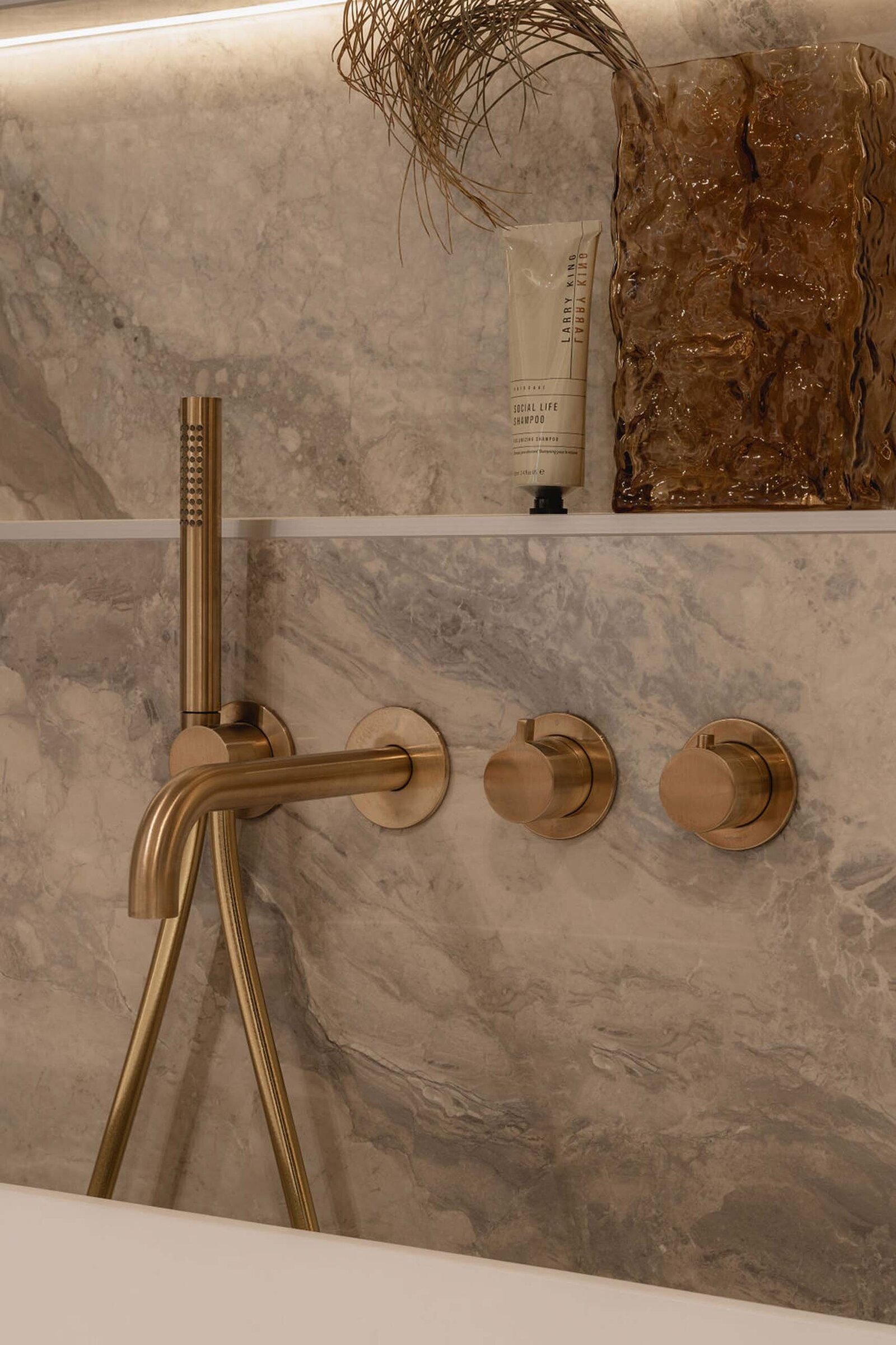 fotostyling-deeerstekamer-badkamer-voldendam-marmer-luxe-design-nis-kraan-naturel-annedelange
