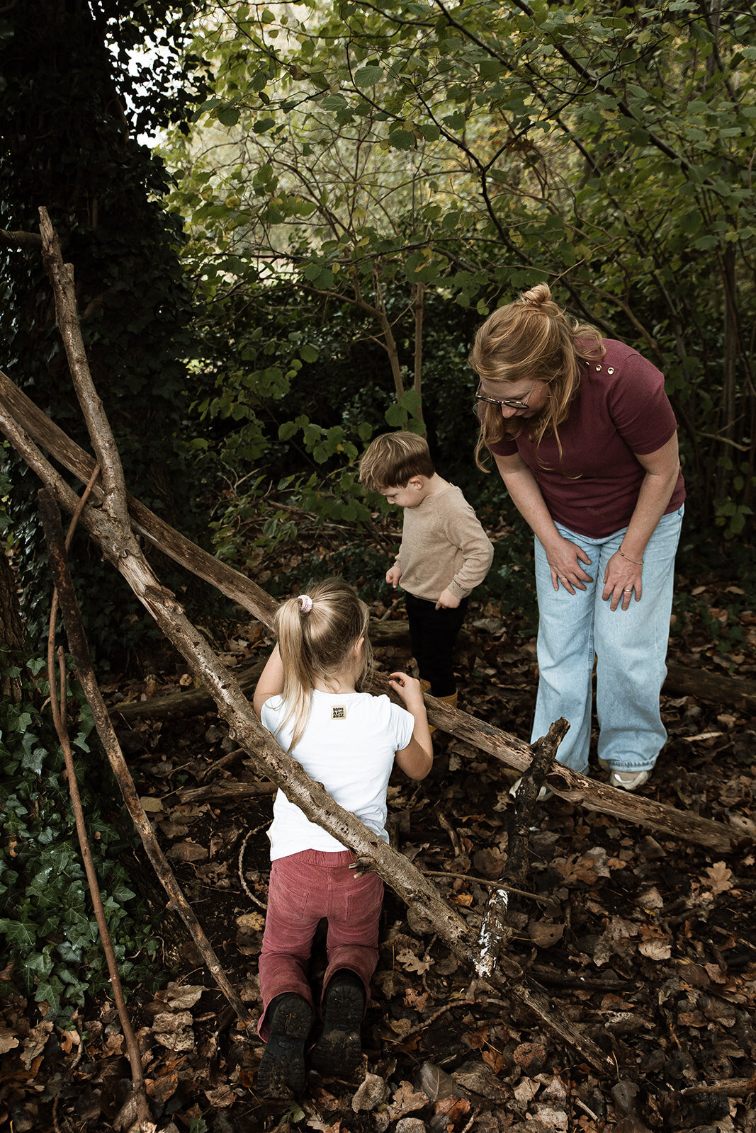 gezinsfotoshoot fotoshoot gezin gezinsfotografie gezinsfotograaf gezinsfotoshoot eindhoven gezinsshoot zwangerschap gezinsshoot buiten spontane gezinsfoto'a slledaags geluk