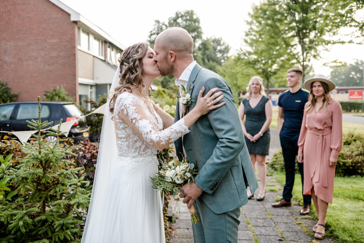 Country bruiloft, boerderij bruiloft, trouwen in Friesland, bruidsfotograaf, trouwfotograaf (33)