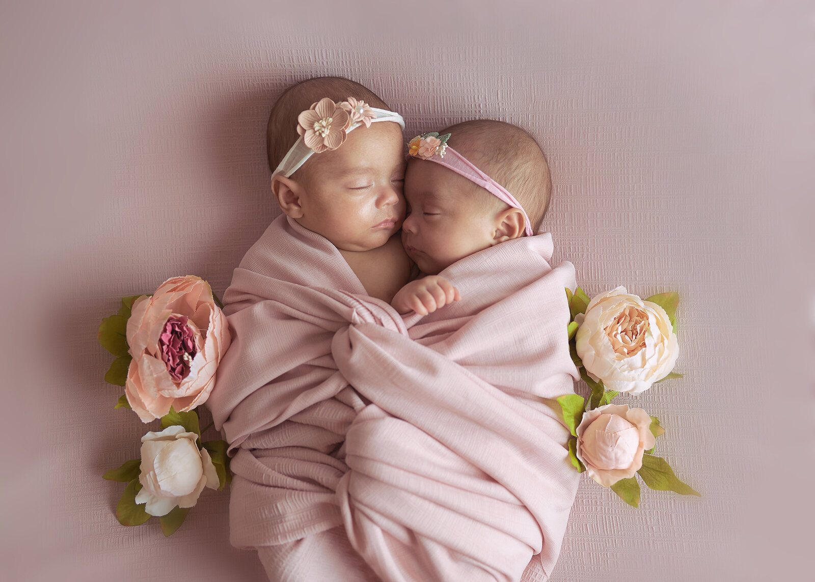 atlanta-best-award-winning-newborn-twin-twins-milestone-boy-girl-baby-pink-portrait-studio-photography-photographer-twin-rivers-02