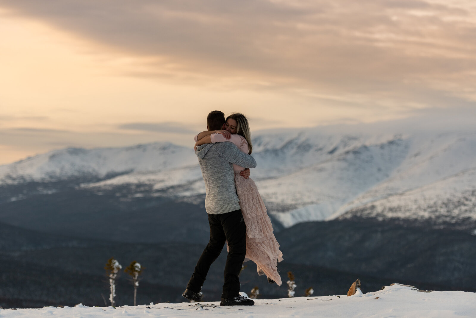 love-is-nord-quebec-photographe-mariage-intime-elopement-wedding-parc-gaspesie-hiver-montagne-0004