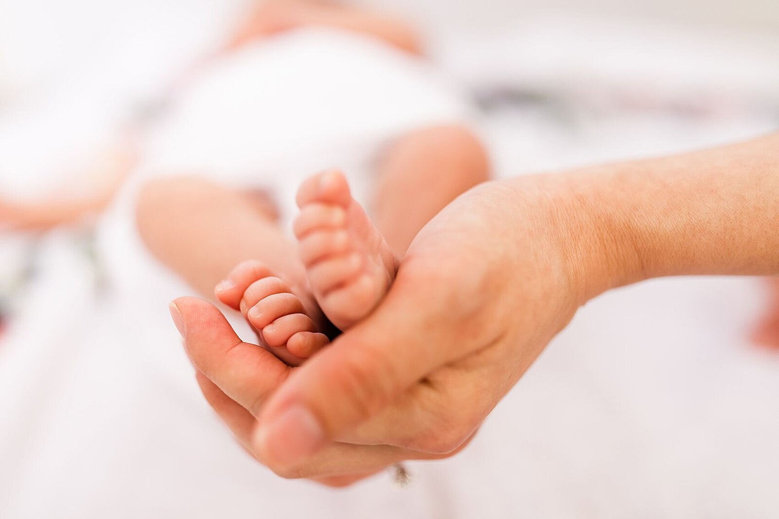 orlando newborn photoshoot with baby's feet