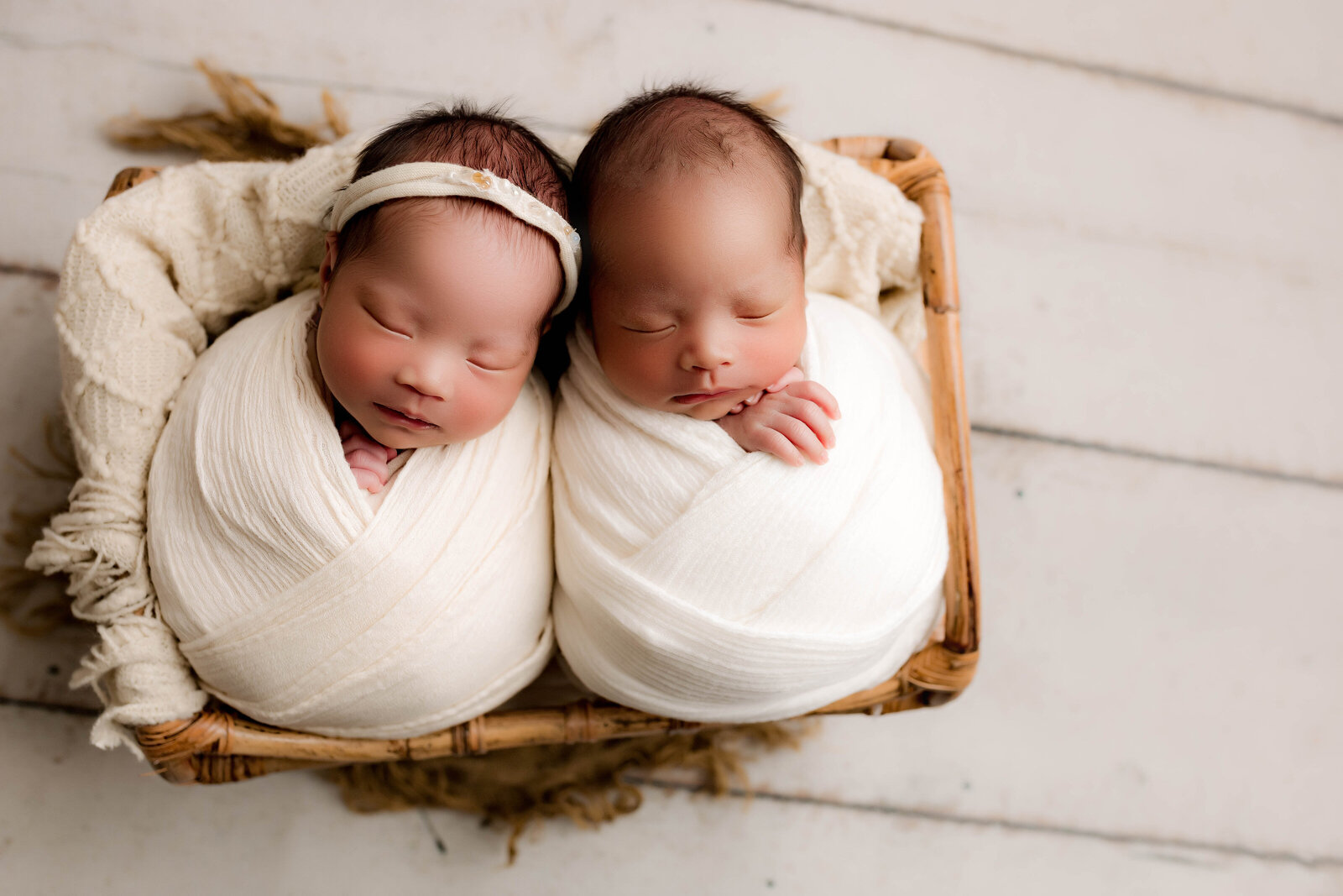Twins_newborn_charlotte_nicsostudio_