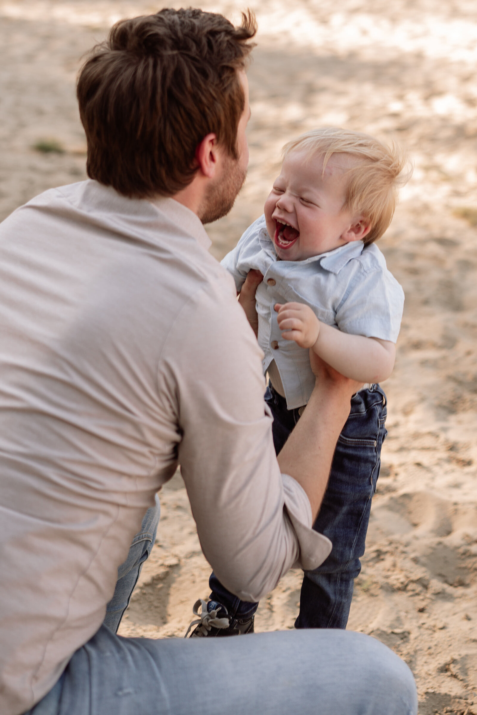 meike molenaar fotografie papa met zoontje aan het spelen