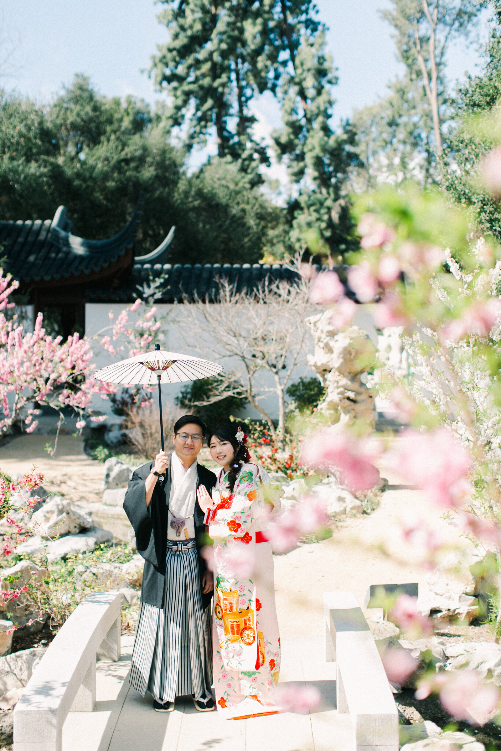 Bride and groom in wedding kimono rental under spring blossoms at The Huntington Library Japanese Garden, Los Angeles California | 春の花に囲まれた着物レンタルウェディングカップル