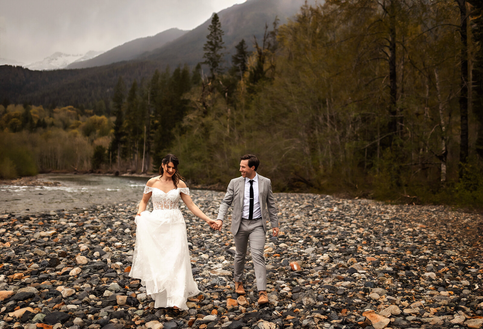 Immerse yourself in the beauty of Western Washington's river landscapes with Everest Portraits. Our wedding photography captures your joyous moments against the backdrop of majestic rivers and scenic vistas.