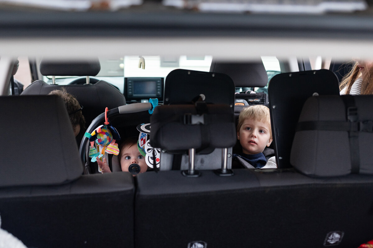 LightCreative_202303_HaleyMichael_SpringCandidPhotoSession_BucklingKidsintheCar_RaleighDocumentaryFamilyPhotographer_001_blog