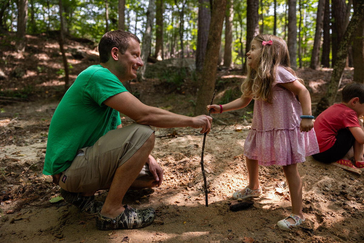 LightCreative_202408_NicoleDavid_PlayingAtTheCreek_SpringCandidPhotoSession_RaleighDocumentaryFamilyPhotographer_007_blog