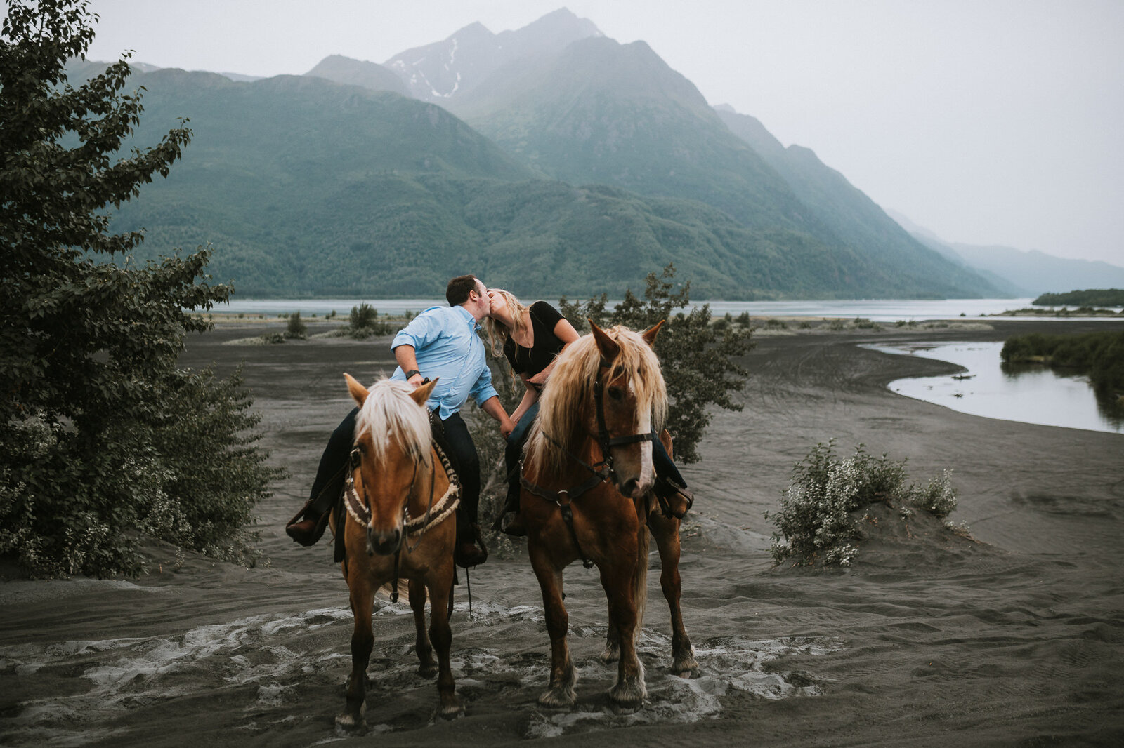sumer-engagement-photos-in-alaska-donna-marie-photography5