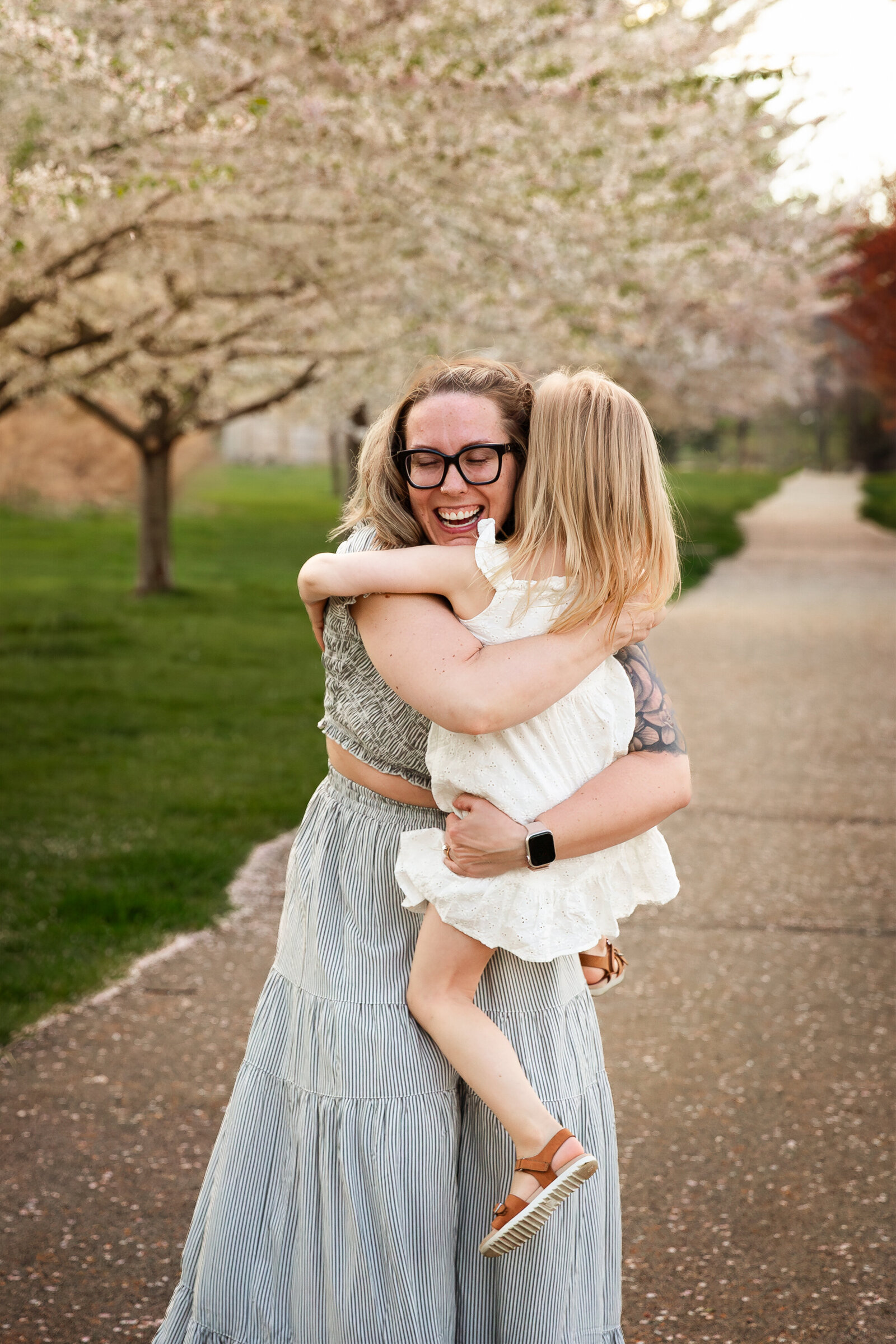 mom-daughter-hugging-central-park-morristown-family-photographers-nj