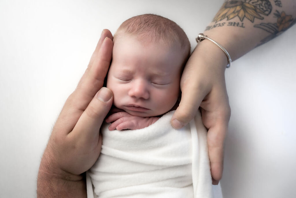 DEL0812NEWBORNSTUDIOSESSION-16