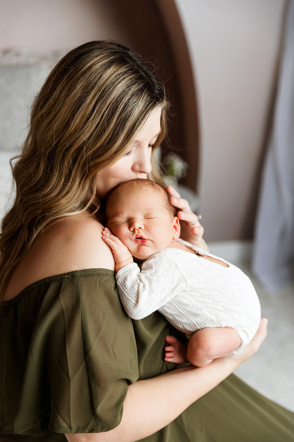 mom-and-newborn-photoshoot-central-kentucky-photographer