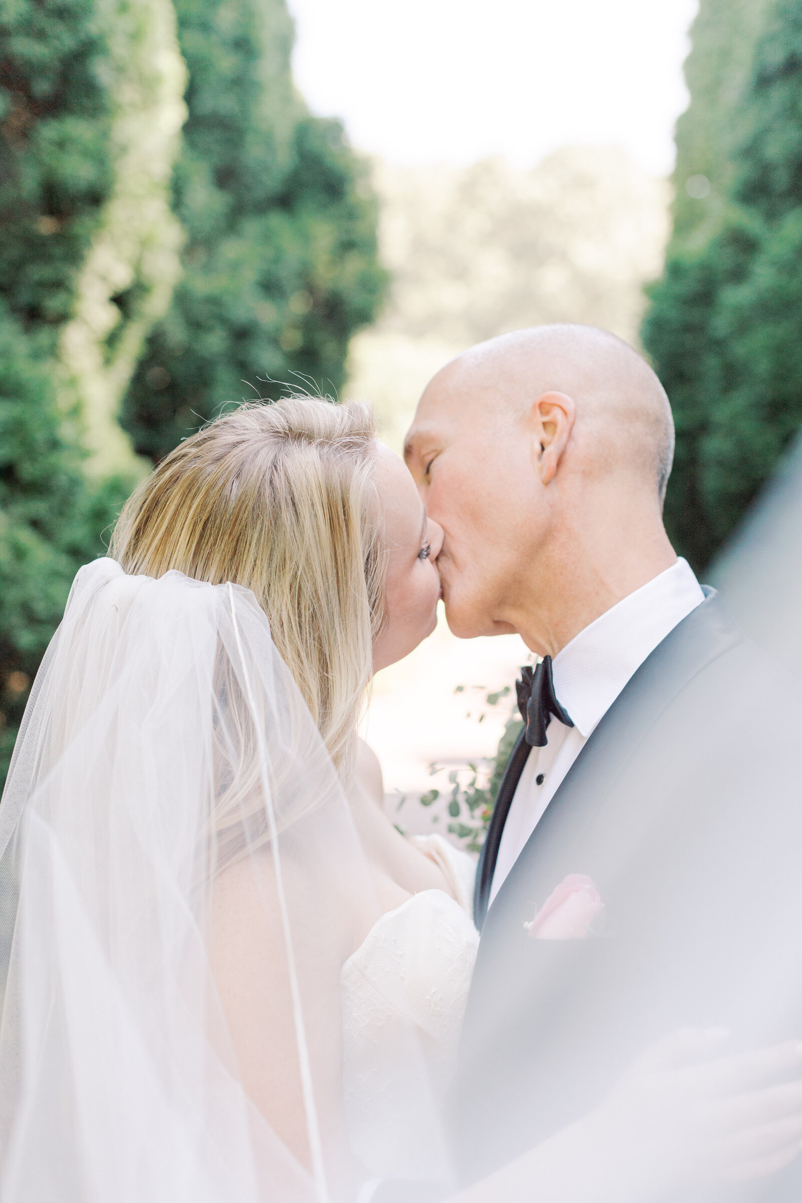 new orleans wedding couple kissing at botanic gardens