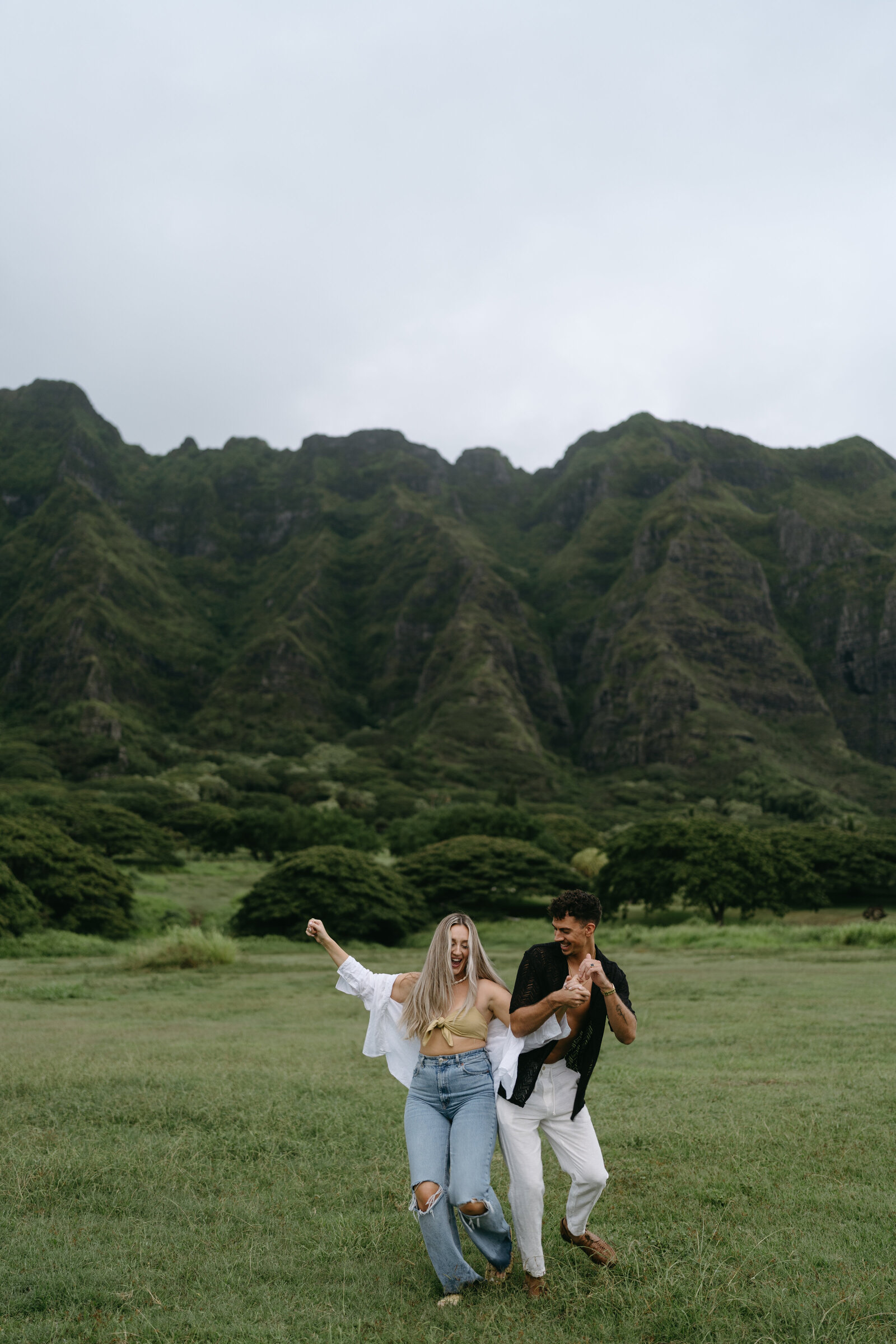 Kualoa-Ranch-Oahu-Hawaii-Engagement-Couple-03111
