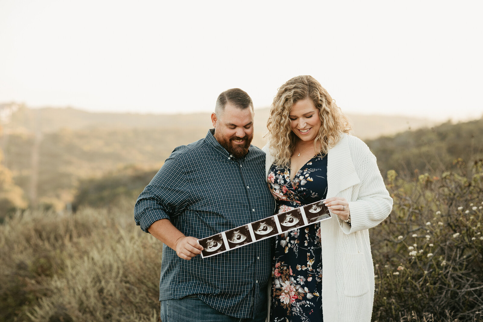 san-diego-maternity-boho-lifestyle-beach-field-21