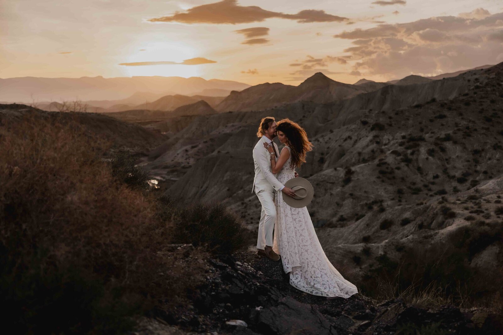 Spontaan en elegant bruidspaar tijdens hun bruiloftsshoot in Spanje. Professionele bruidsfotografie door een ervaren trouwfotograaf, vastgelegd in een romantische setting tijdens golden hour.