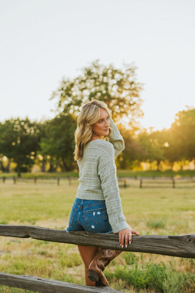 senior-girl-portrait-outside