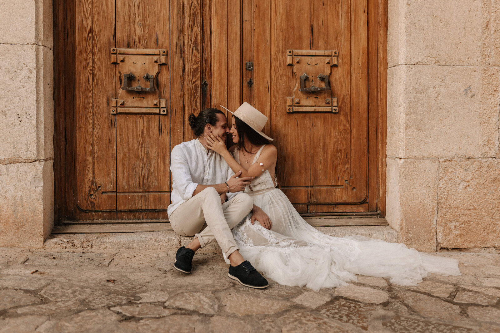 Brautpaar sitzend vor Holztür in Valldemossa auf Mallorca