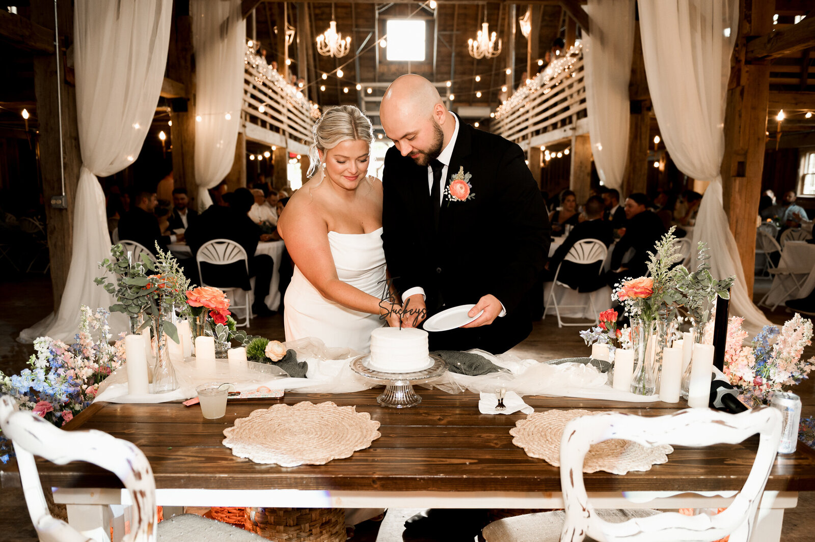 wedding-cake-cutting