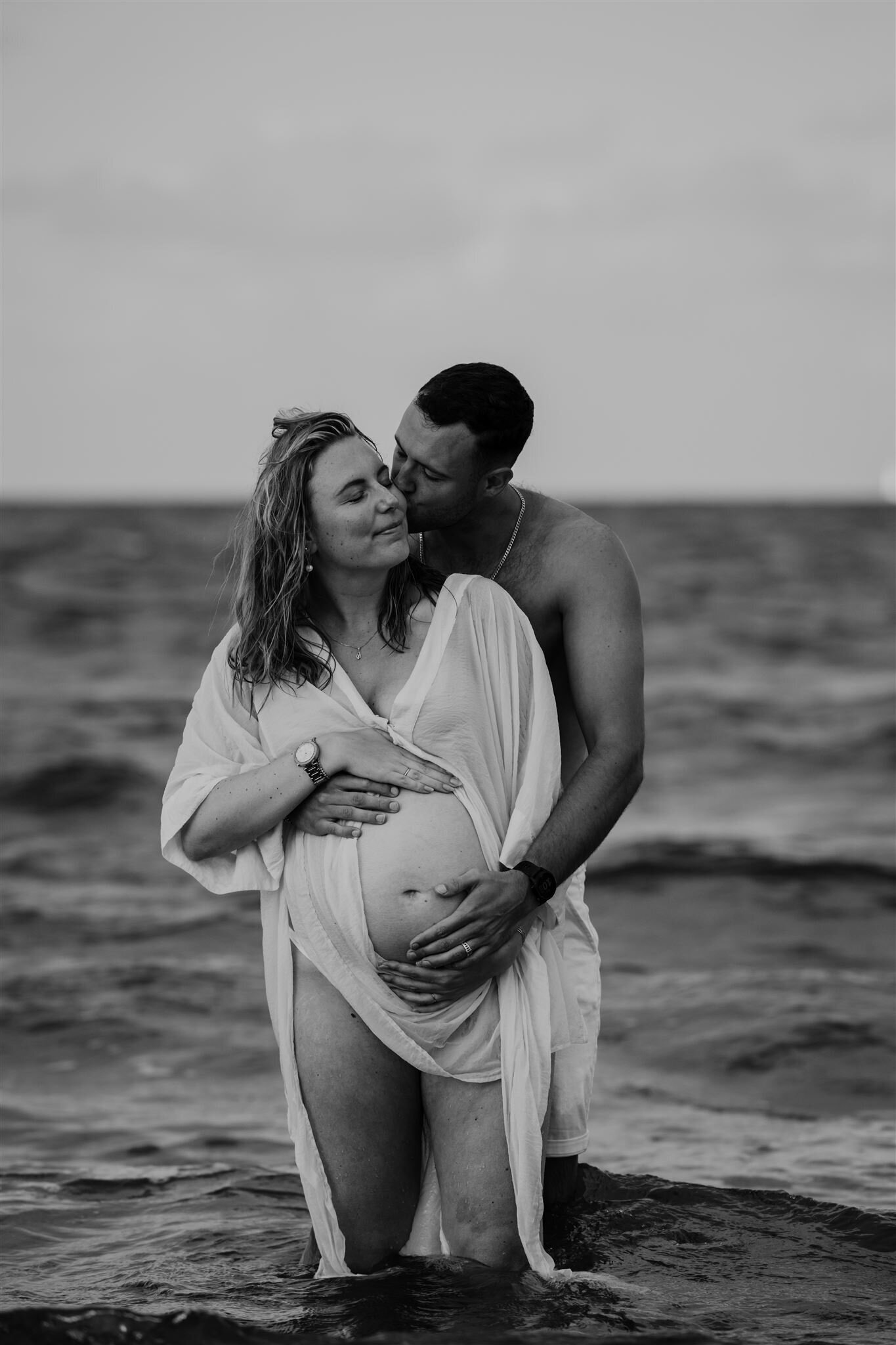 Zwangerschapsfotografie vol emotie en zachtheid, gemaakt door Nathalies Pictures in Nissewaard.