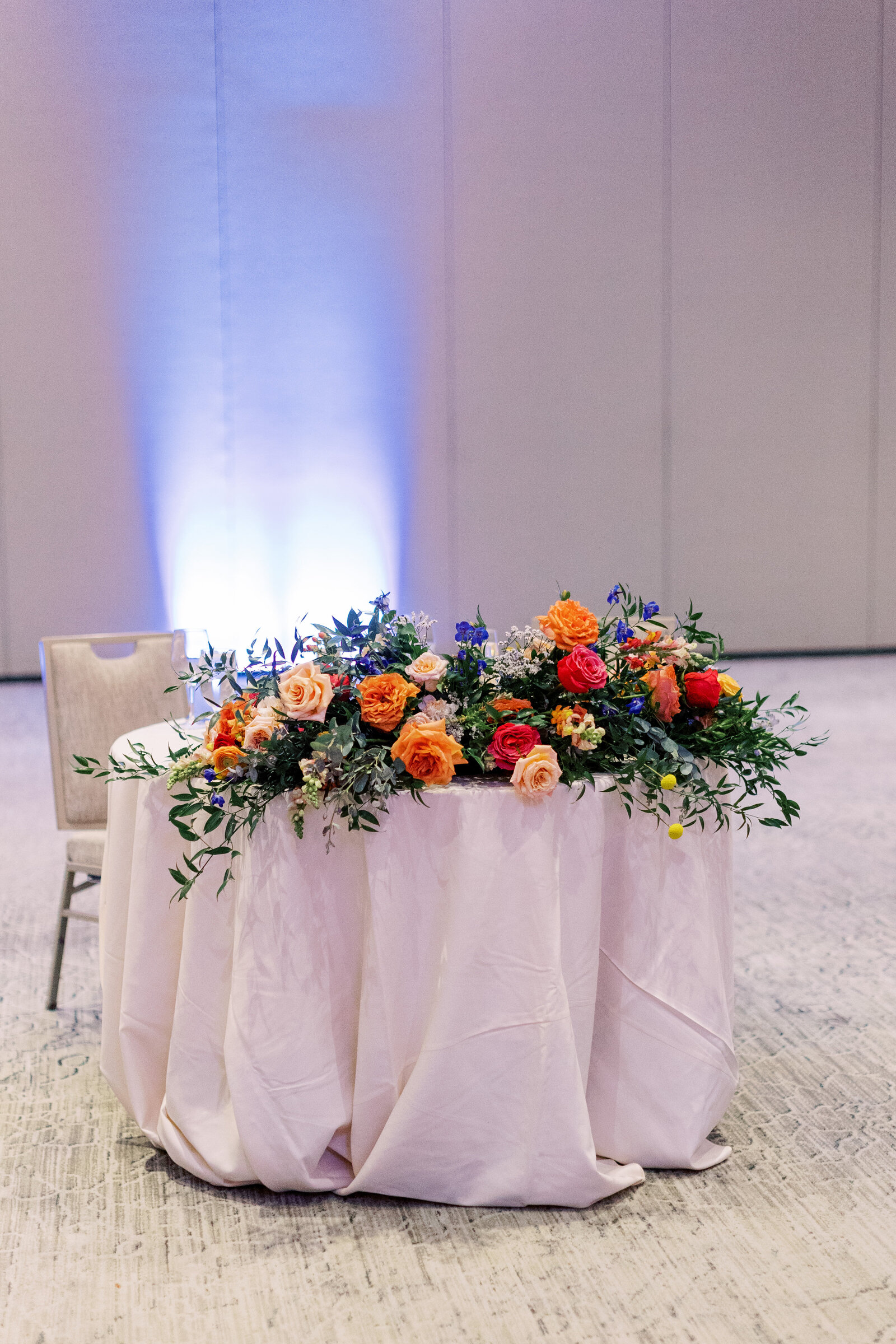 weddings-phoenix-reception-sweetheart-table-floral