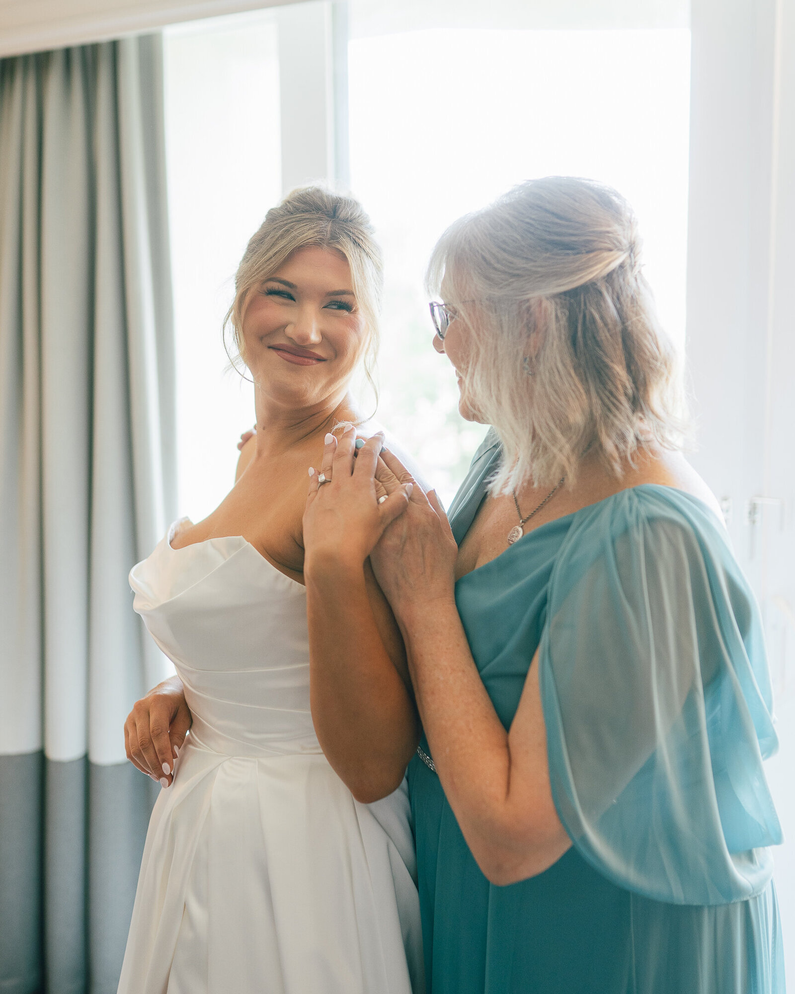 Corby Intercontinental Hotel Kansas City Wedding Plaza-34