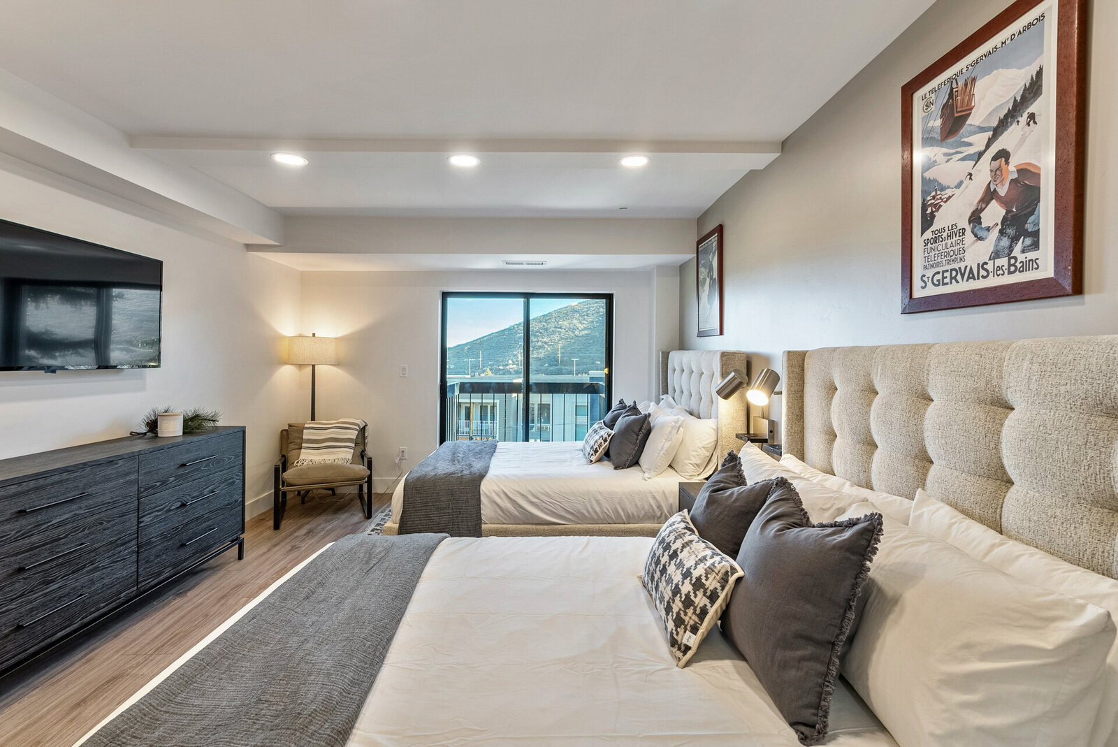 Vacation-Home-Interior-Designer-Chalet-and-Co-guest-bedroom-modern-style