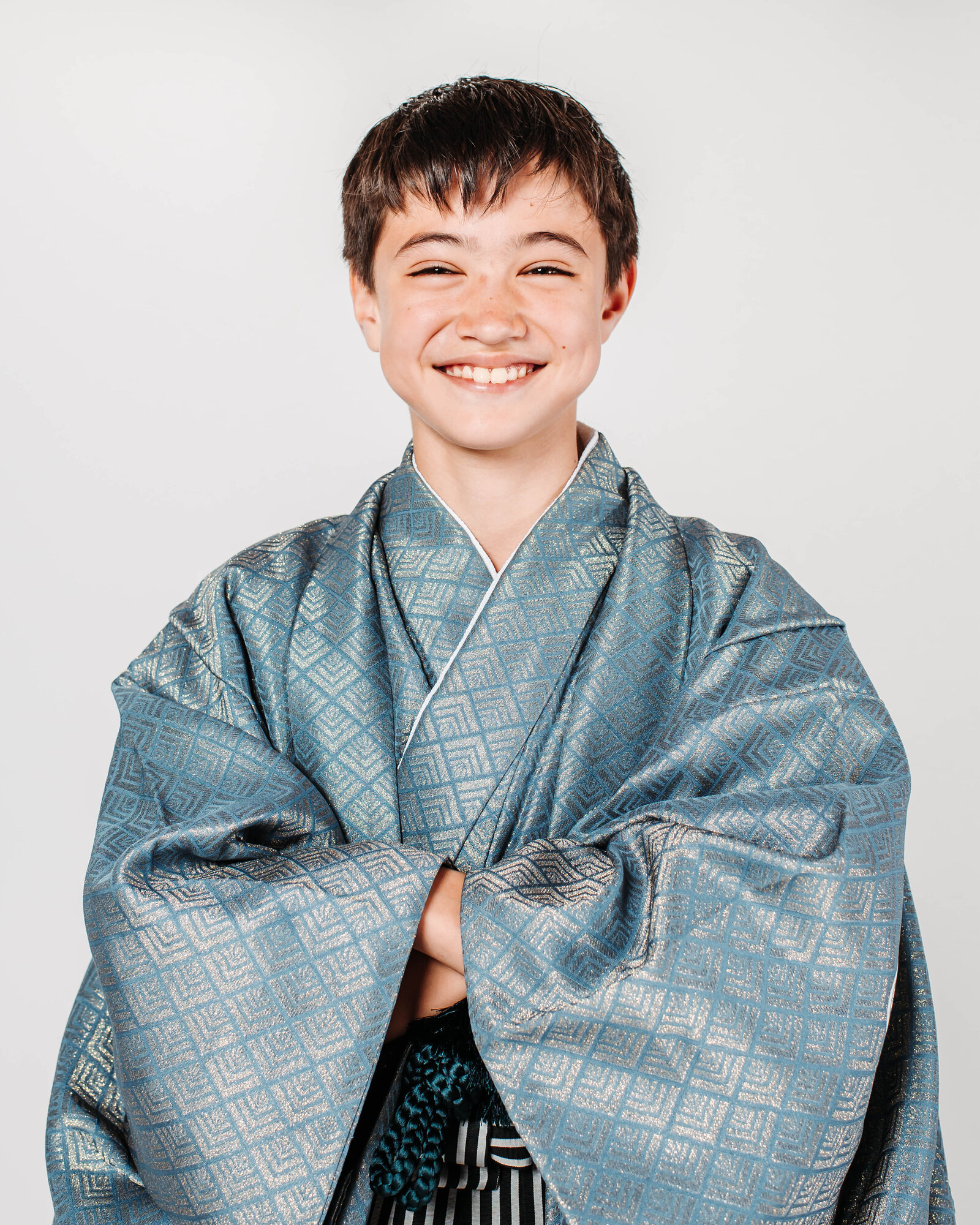 Boy smiling in blue montsuki hakama for graduation portrait | 卒業式 紋付袴 青 男の子 ポートレート 笑顔