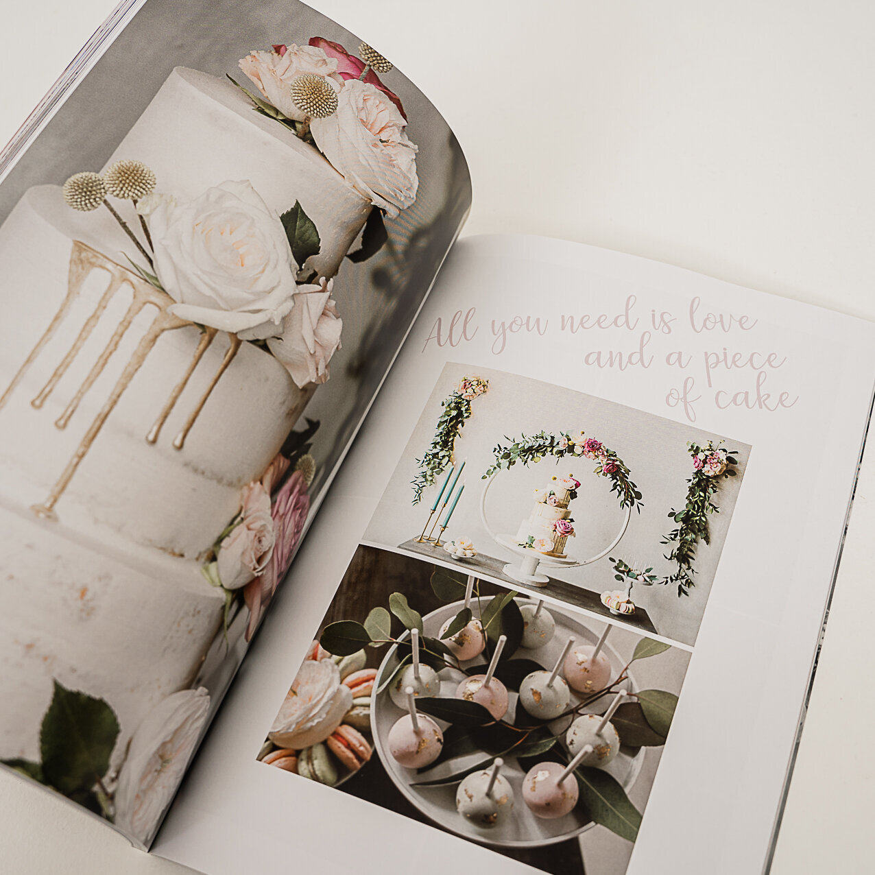 Bruidstaart trouwfotografie in minimalistic magazine