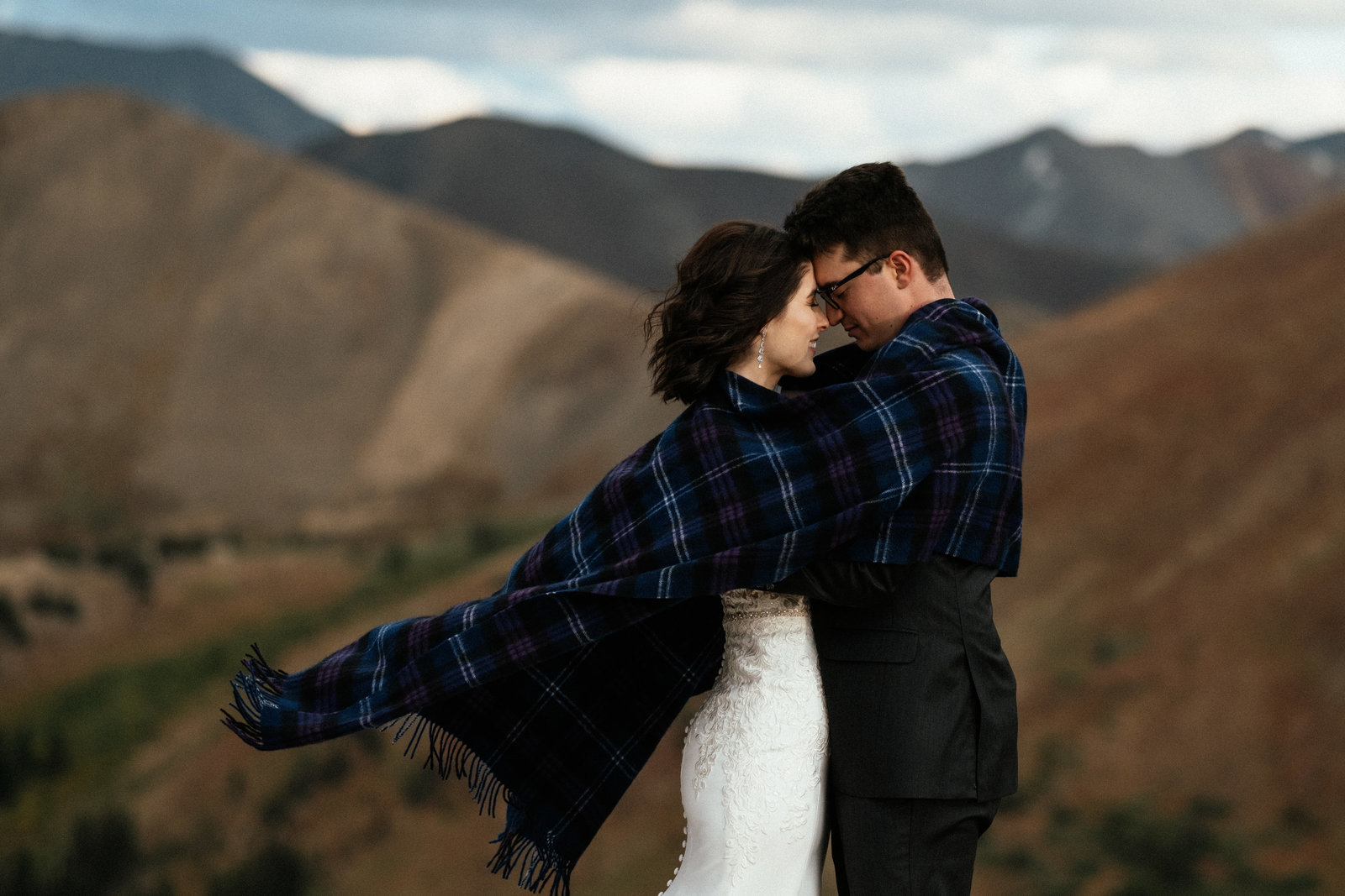couple eloping on mountain in aspen colorado