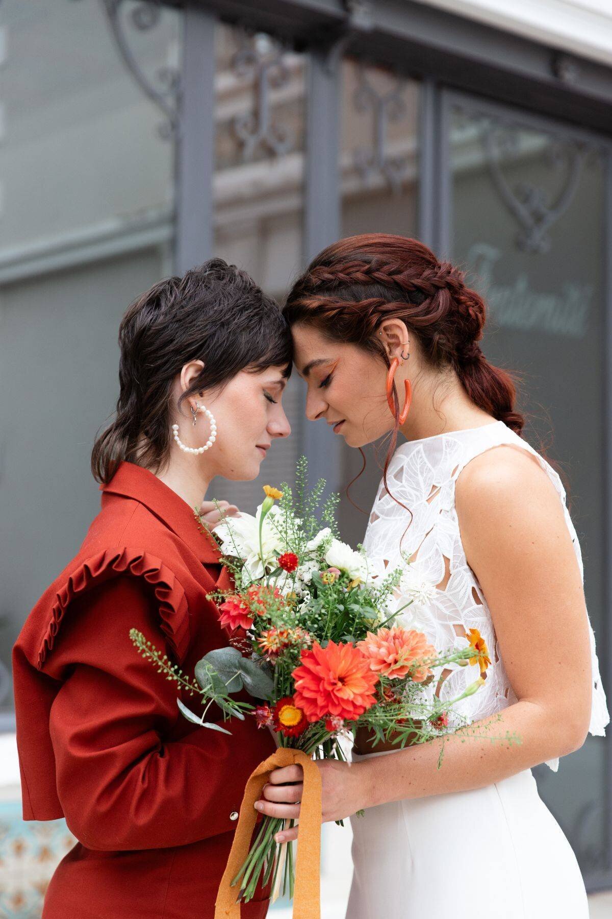 Séance de couple lors du shooting d'inspiration mariage "édito, intime et éco-responsables" à la mairie du Grand-Lemps en Isère.