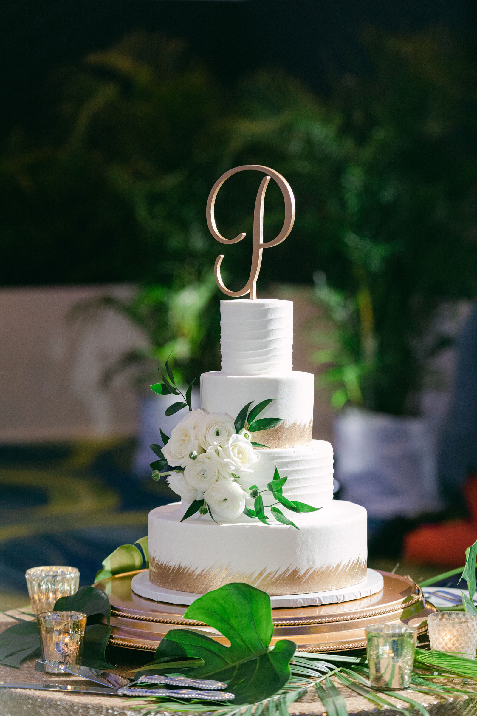 Dreamday-Destinations-green-gold-wedding-cake