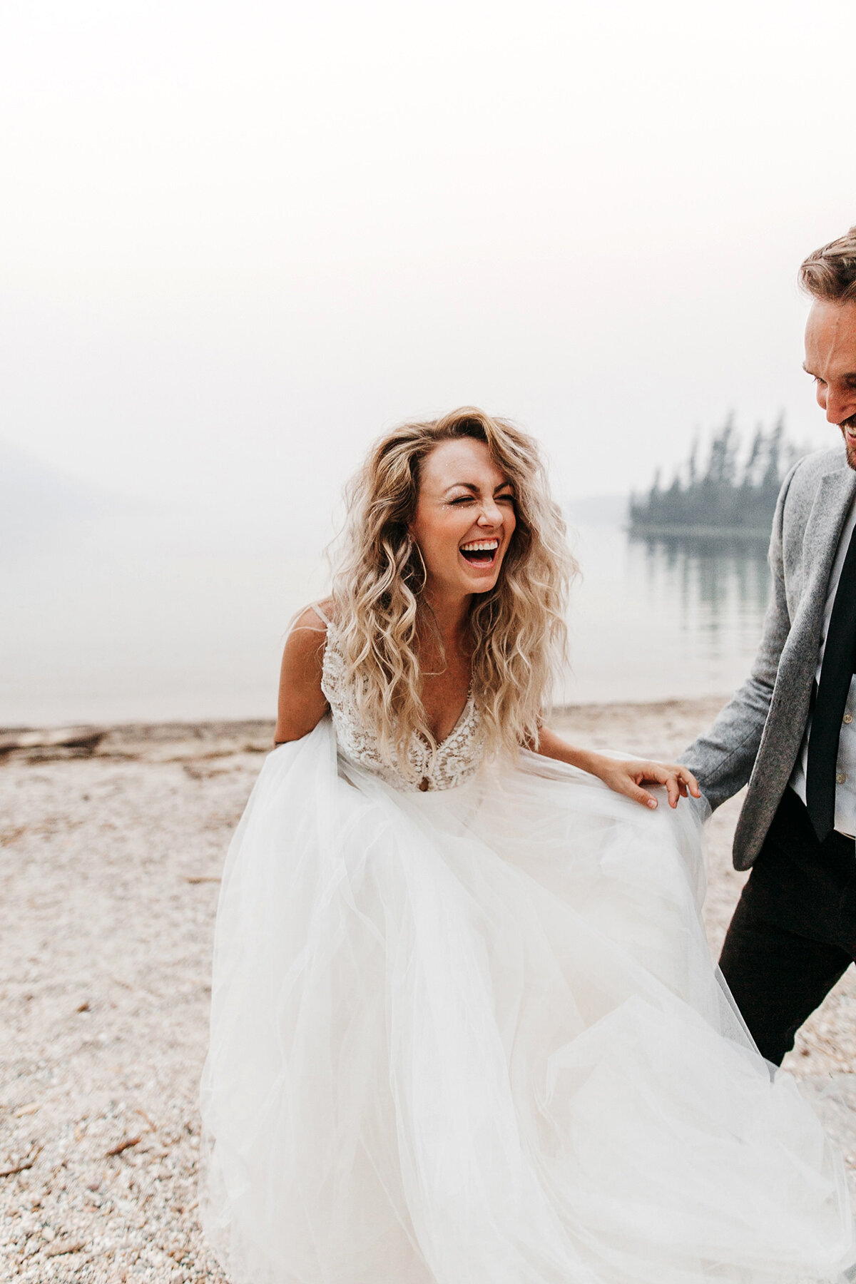 athena-and-camron-embracing-connection-masterclass-photography-real-emotion-couples-posing-fun-dance-wenatchee-bridal-manda-johnny