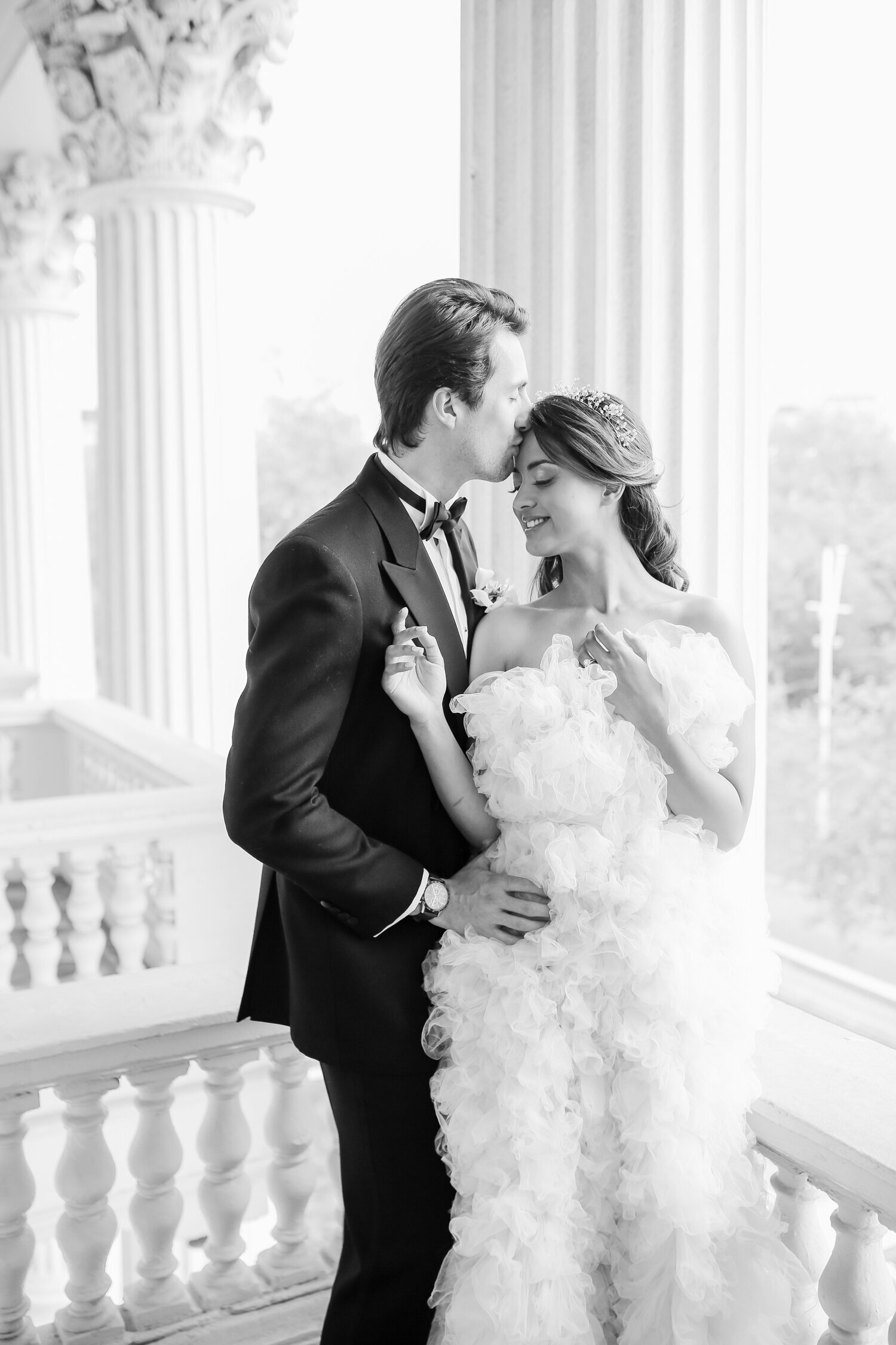 Carlton-House-pillars-couple-photos